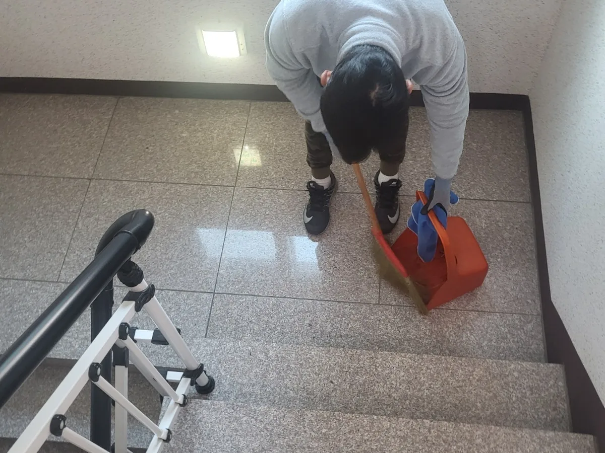 동해시 대진동 빌라 공동현관 장비 주변 정밀 위생청소 사례 - 행진크린