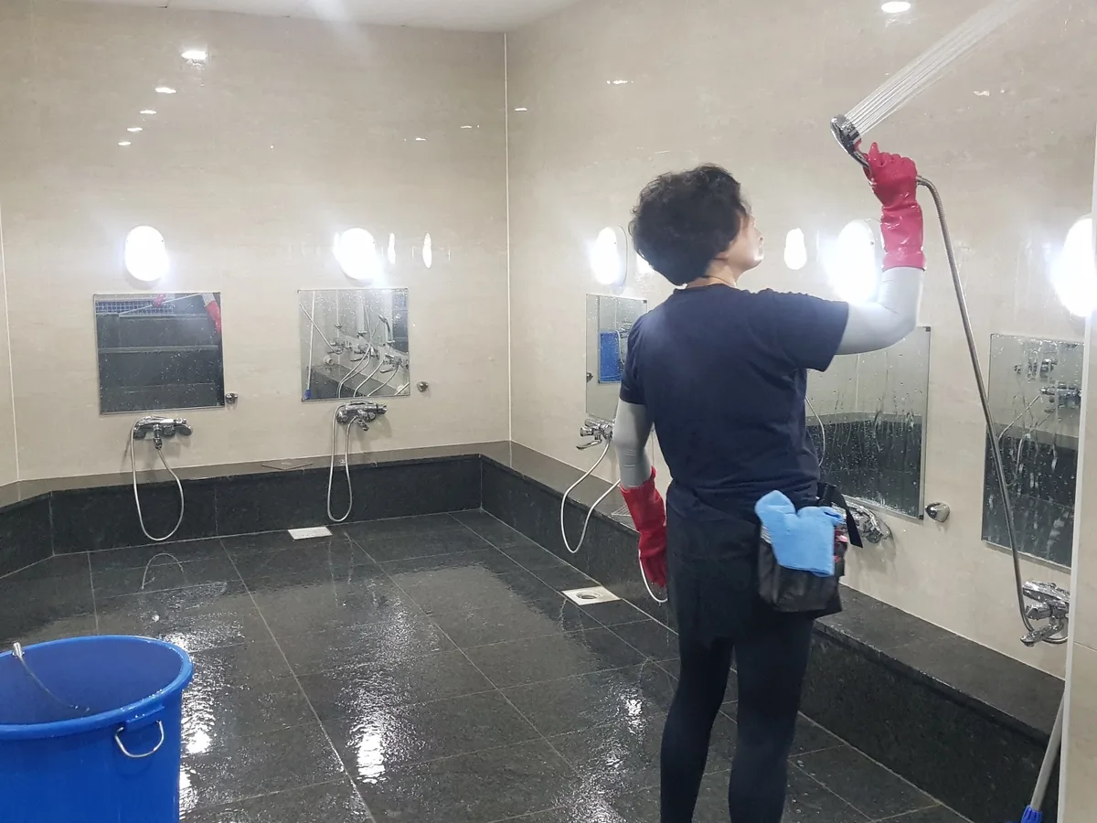 철원군 동송읍 목욕탕 탈의실·파우더룸 바닥 위생청소 사례 - 행진크린